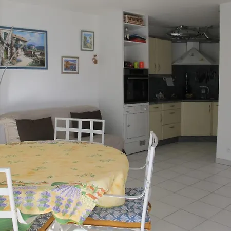 Tres Beau 2 Pieces Climatise Tout Equipe Avec Vue Mer Et Garage Appartamento *